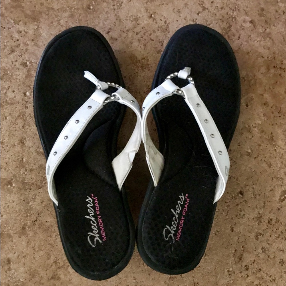 Sketchers Memory Foam white and black sandals